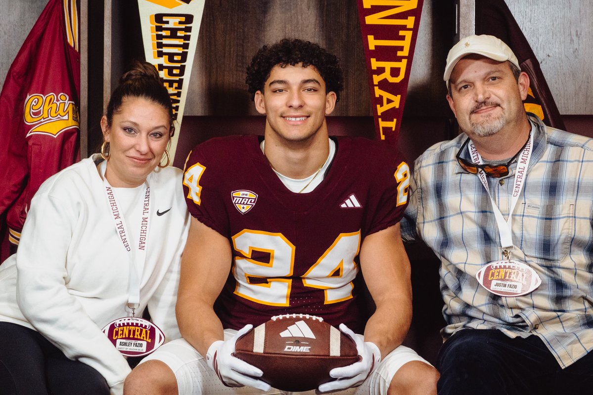 BlueVaughn's tweet image. Fully committed to @CMU_Football thank you @DrinkallCoach @jackwmcdaniels @CoachChapin @CoachCBW for the opportunity. Lets work!!!