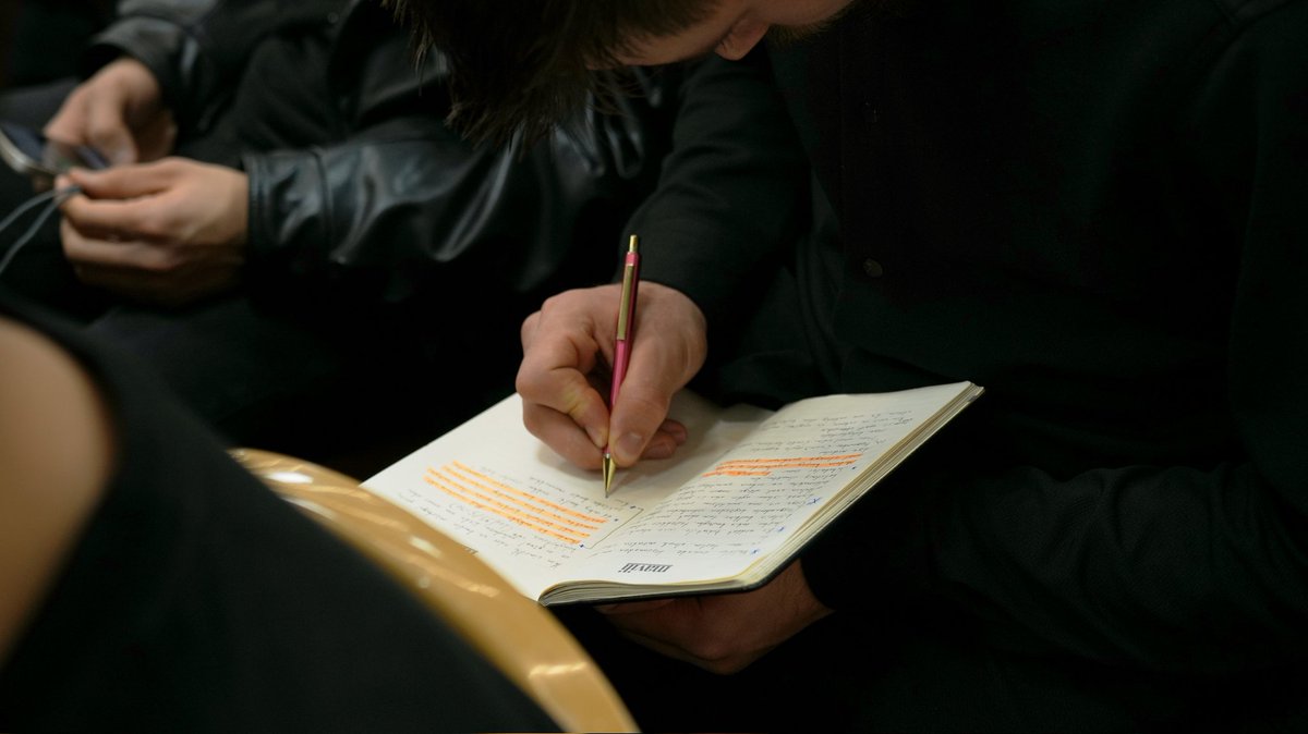 Alparslan Kuytul Hocaefendi'nin Şems Suresinin tefsirine devam ettiği bu haftaki tefsir dersi halkın yoğun katılımı ile devam ediyor.

ŞemsSuresi TefsirDersi
#AlparslanHocaylaTefsirDersi