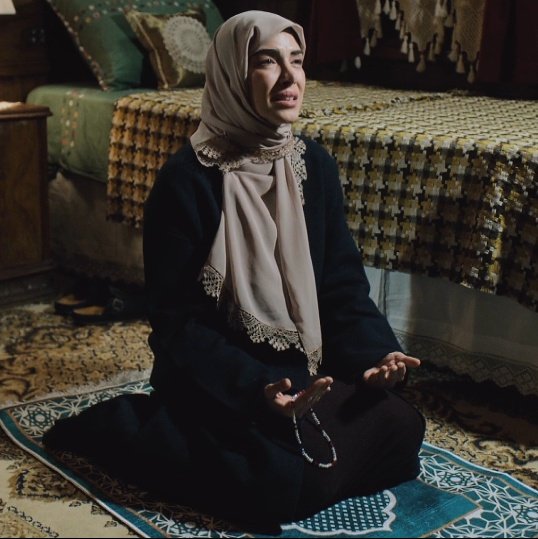 Esme'nin tek bir saç teli bile görünmüyor.Namaz sahnesi o kadar gerçekçi olmuş ki bayıldım 👏#TaşacakBuDeniz