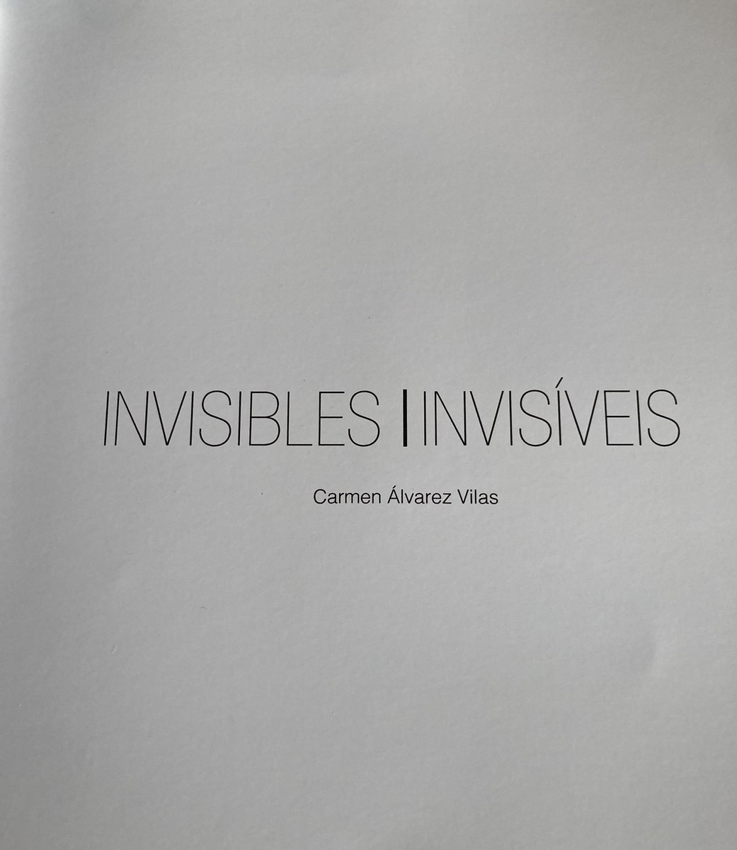 Hoy me llegó un paquete.
No era grande. No pesaba mucho. No traía urgencia.
Dentro venía un libro.
Y dentro del libro, imágenes.
Y dentro de las imágenes, personas.
Y dentro de esas personas, vidas enteras que no suelen caber en ningún sitio.
El libro se llama In-Visibles.