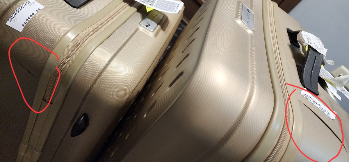 BintAlasseri's tweet photo. @Saudia_Care هذا اللي صار لشنطتين على رحله واشنطن جدة درجة الاعمال اجل لو على السياحيه مابتوصل؟ https://t.co/YkuX2RniZI