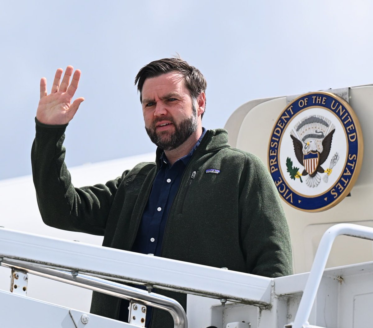 🚨I want to get a sense of what my followers think on 𝕏 !!

Do you think JD Vance is Fit to be the President of this country? 

A. YES 
B. NO