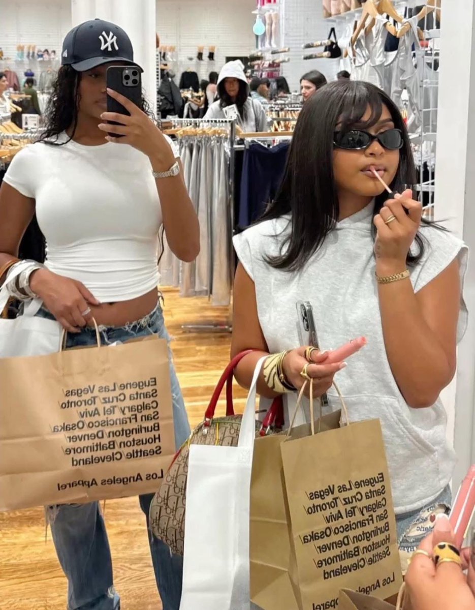 seleena6166's tweet image. My type of girls day out 👯‍♀️💕🥂🛍️