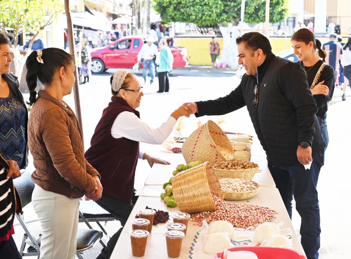 ingmarcotrejo's tweet photo. Esta mañana nos dimos una vuelta por el Mercadito Rural, instalado en la plaza principal, en el que nuestras mujeres rurales de las comunidades acercan y venden sus productos, accesibles, frescos y de calidad. #MagdalenaSigueAdelante https://t.co/lBQVWYsg7i