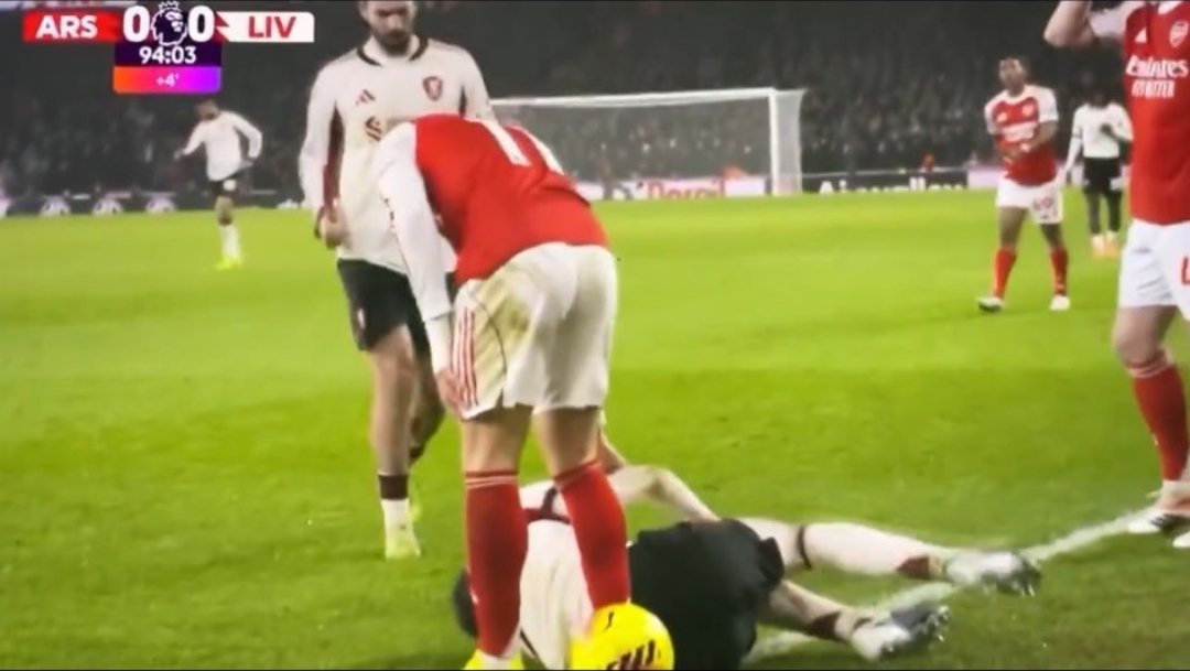 ryanhunter093's tweet photo. @Essexgooner94 @tridentOPsk @ttttonisjbb @PurelyFootball Hes on the pitch https://t.co/cLISD4eJXx