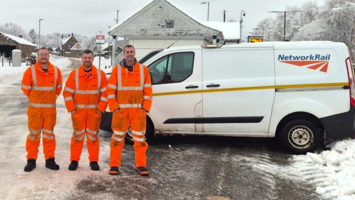 ❄️ 🐕 👷 23 inches of snow, one woman, two dogs, three railway heroes. 

Three of our colleagues rescued a woman and her dogs after she fell in deep snow near Insch station, Aberdeenshire.

Find out more:

👉 networkrailmediacentre.co.uk/news/rail-staf…

Thank you to our incredible team.

#RailRescue