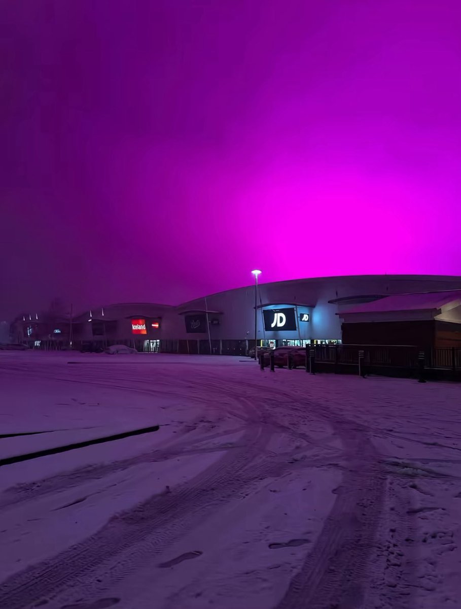 Indie5051's tweet photo. Birmingham, Inglaterra, está siendo testigo de un fenómeno poco común: una niebla rosa que cubre todo el cielo. https://t.co/mRNXlbU4QB