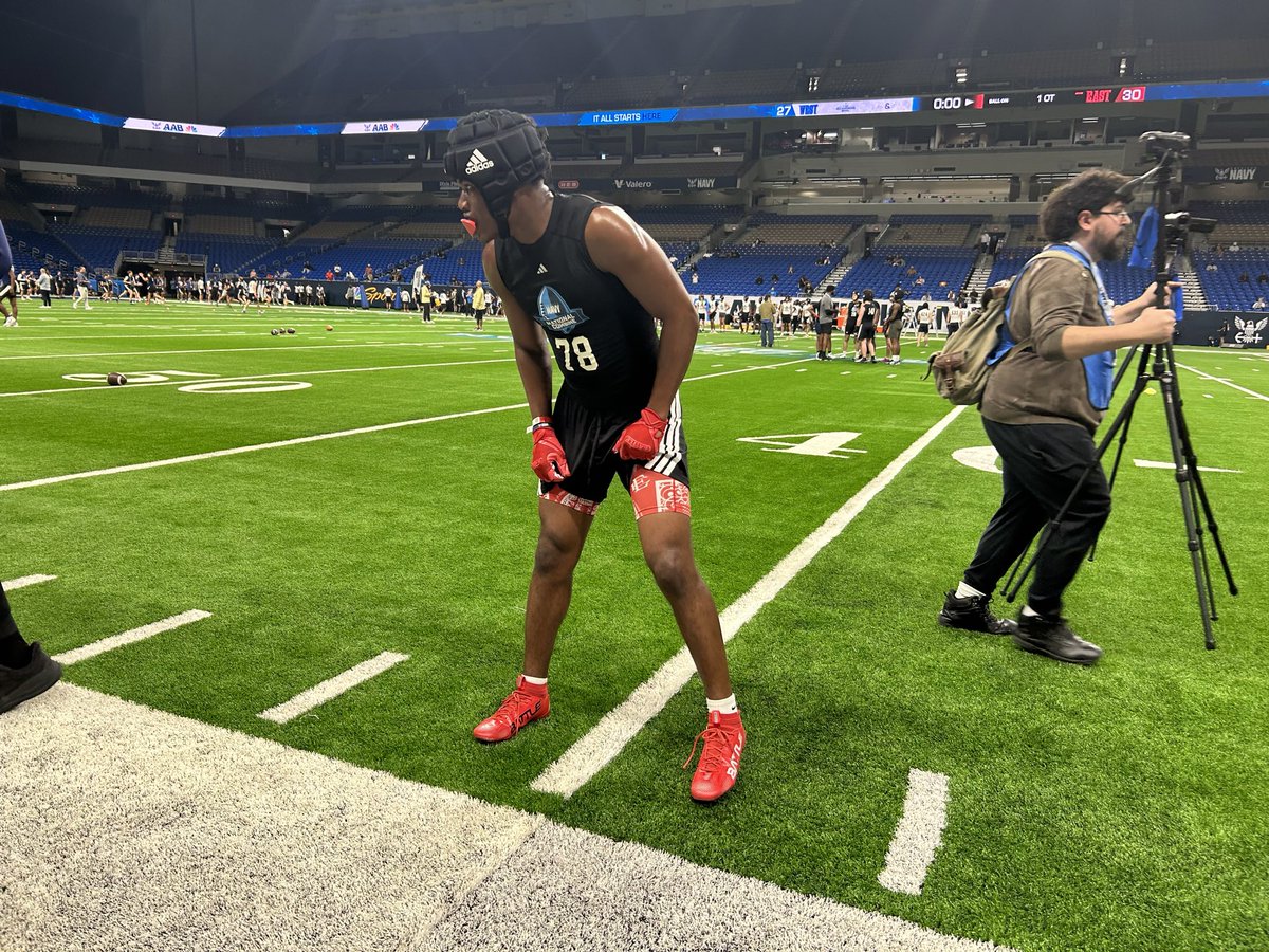 gotmix's tweet photo. Manvel LB @Samuelweary11_ is has a motor. This young man is one of the best LB in the state of Texas. @HokaHeyFootball @CoachKirkMartin https://t.co/pKrus9yU1S