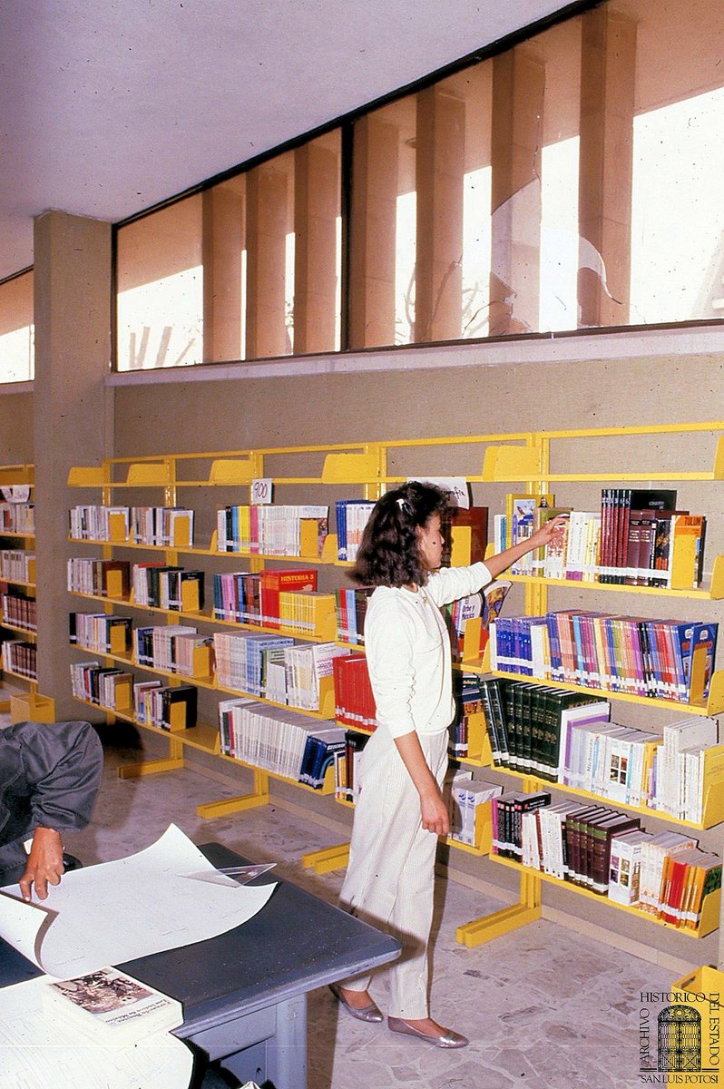 ArchivoSLP's tweet photo. 📷 #FotoDelDía
Interior de la Biblioteca Pública “Lic. Primo Feliciano Velázquez”, utilizada por sus usuarios para lectura y consulta. La fotografía se toó a mediados de la década de 1980.

#HistoriaSinLímites #AHESLP #PotosíSinLímites #RicardoGallardo @RGC_Mx https://t.co/rG8RVilcTW
