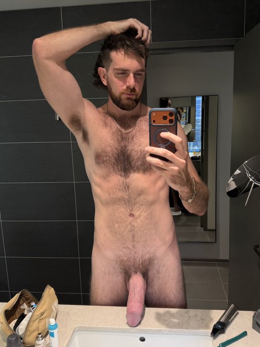 Australian man with a huge cock and bad haircut >>> https://t.co/j2o0D0IVyv