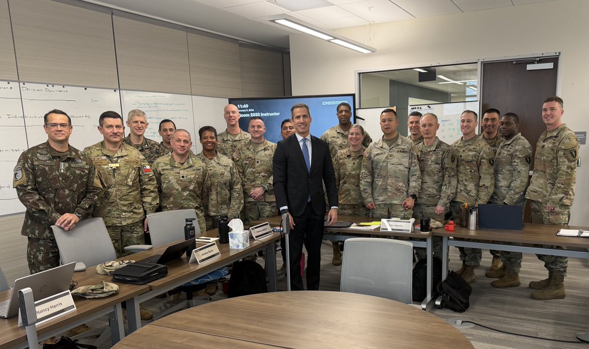 jguaido's tweet photo. Hoy, desde el U.S. Army War College, pude agradecer personalmente lo que esta institución y el presidente Trump ha hecho y sigue haciendo por la libertad y la estabilidad democrática. 🇺🇸🇻🇪

Dentro de los cursantes estaba un miembro de la unidad Delta Force (la unidad que detuvo a Maduro) y tuve el honor de recibir esta insignia no como un gesto personal: como un símbolo del respeto y la confianza de parte de las instituciones Americanas.

Agradezco la invitación como “fellow” en esta institución, es una oportunidad adicional de construir alianzas para el futuro.