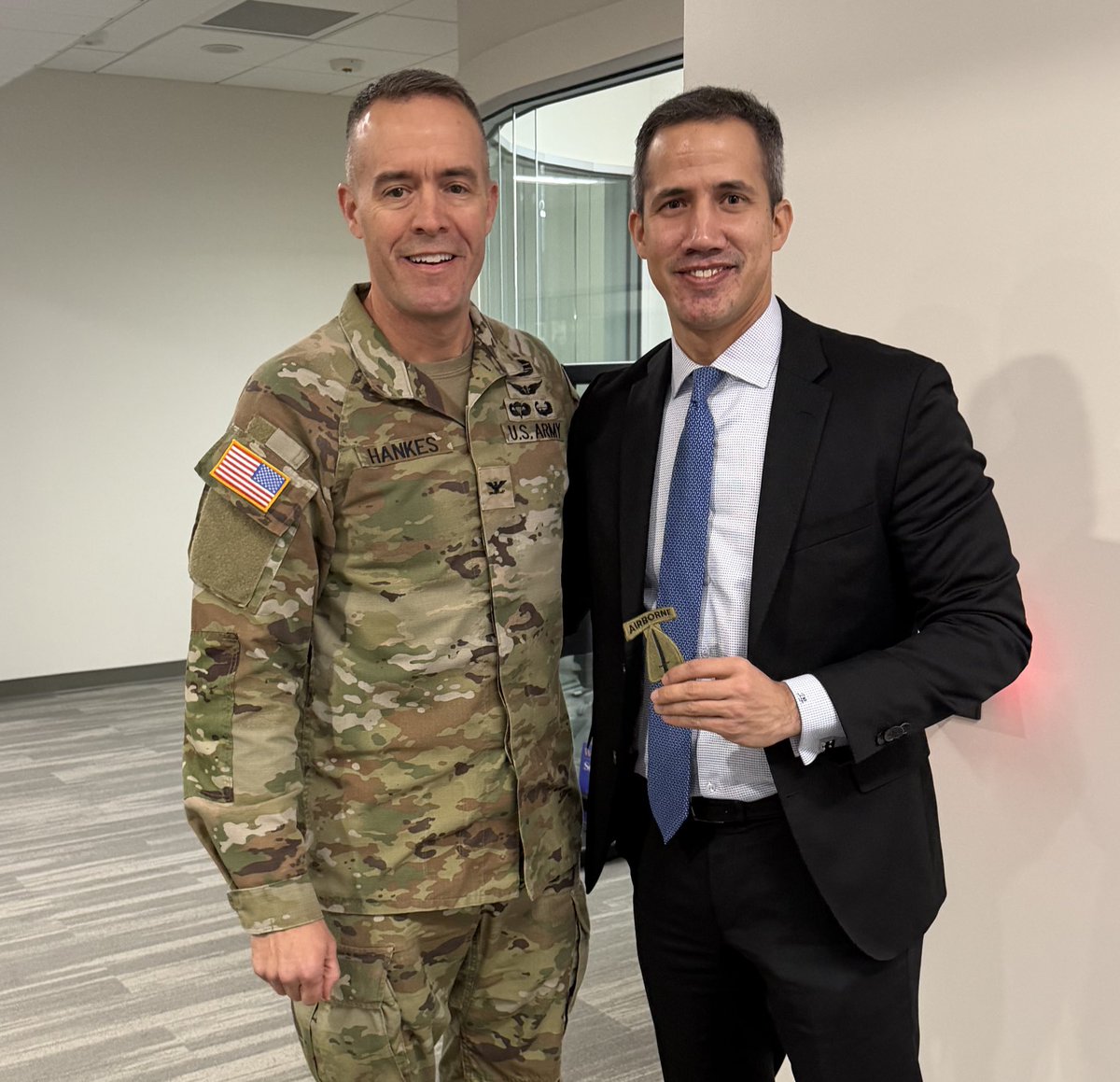 jguaido's tweet photo. Hoy, desde el U.S. Army War College, pude agradecer personalmente lo que esta institución y el presidente Trump ha hecho y sigue haciendo por la libertad y la estabilidad democrática. 🇺🇸🇻🇪

Dentro de los cursantes estaba un miembro de la unidad Delta Force (la unidad que detuvo a Maduro) y tuve el honor de recibir esta insignia no como un gesto personal: como un símbolo del respeto y la confianza de parte de las instituciones Americanas.

Agradezco la invitación como “fellow” en esta institución, es una oportunidad adicional de construir alianzas para el futuro.