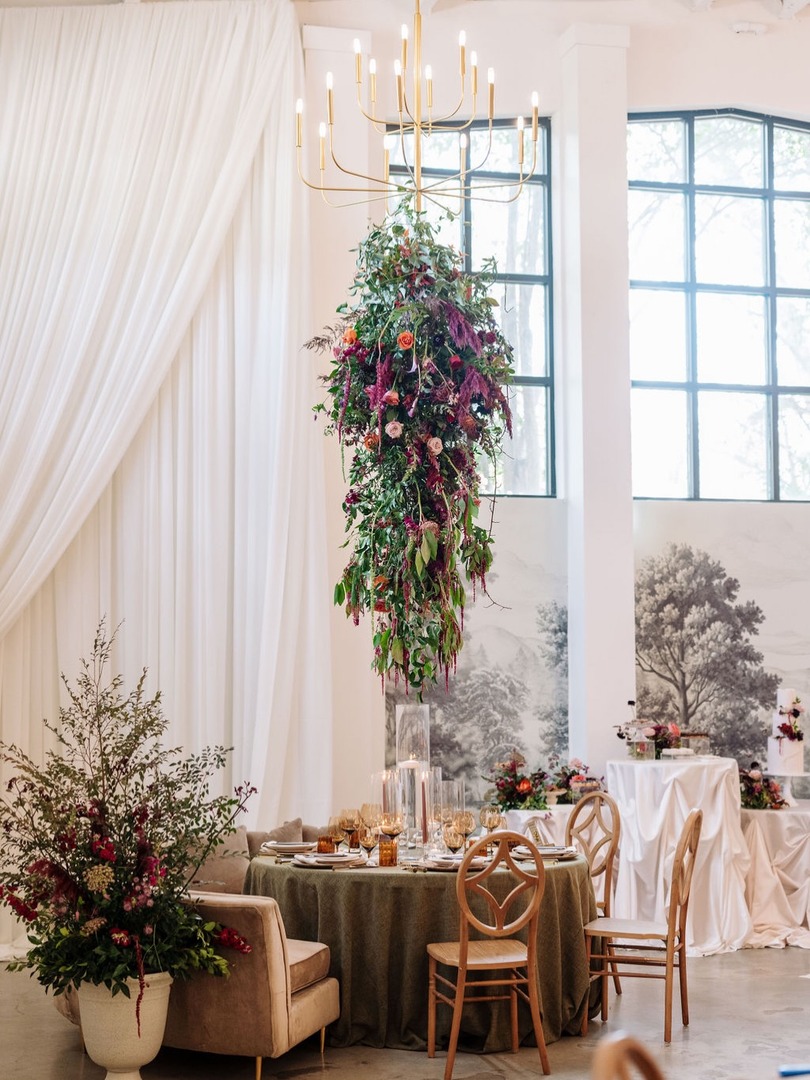 The sky truly is the limit when it comes to transforming a venue with our custom drapery installations! From ceiling treatments to dramatic backdrops we have four decades of experience in reimagining event spaces >> bit.ly/PartyTables (Daise Photography) #EventDrapery