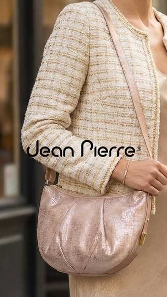 Destaca por su ligereza y brillo profundo. Una piel compleja de trabajar, reservada para artesanos capaces de dominar su delicadeza, y para quienes saben portarlo con orgullo Jean Pierre