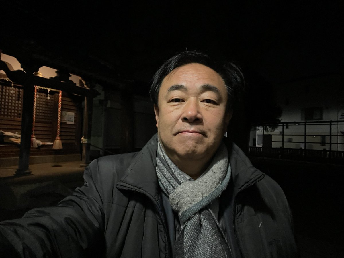 朝4時半の葛飾鎌倉八幡神社の境内です。地面が濡れてるから雨が降っ