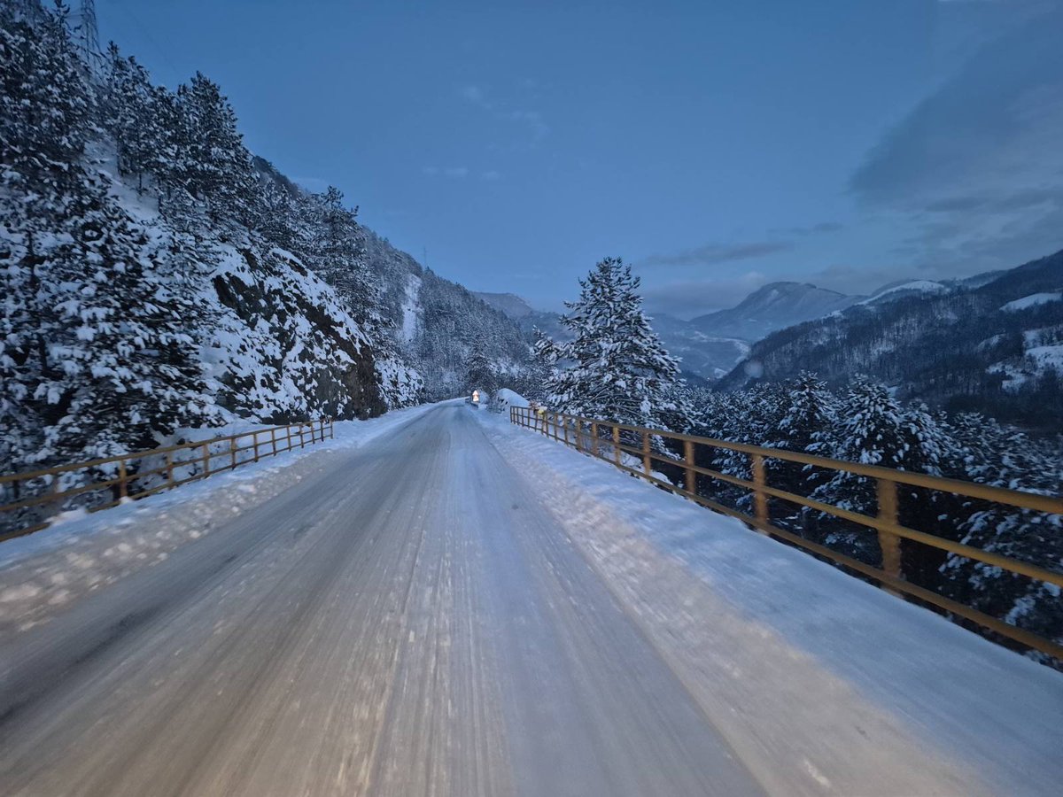 Bio sam u selu i vraćao se malopre, na svu muku pljusak svetskih razmera između Uba i Obrenovca me je patosirao. Kao i led u eminentnom selu Ovča. Ne ulazim u auto do aprila!