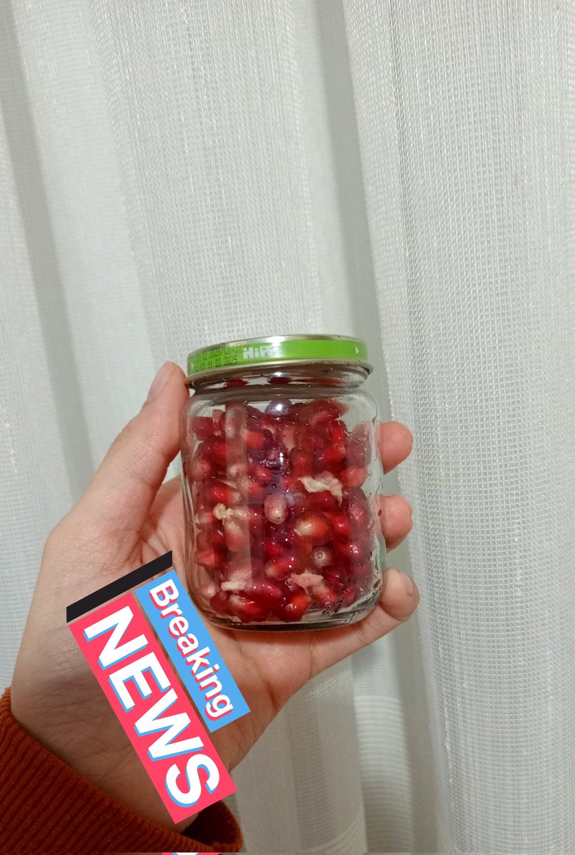 yarın kızımız olmadan şehir dışına çıkacağız gece döneceğiz. ilk defa bu kadar uzun ayrı kalıcam ondan. annemde duracak. sevdiği her şeyi çantasına koyuyorum keyfi yerinde olsun diye. tam bir nar canavarı 🥹 bu hayat bana minik kavanoza nar da stoklattı....