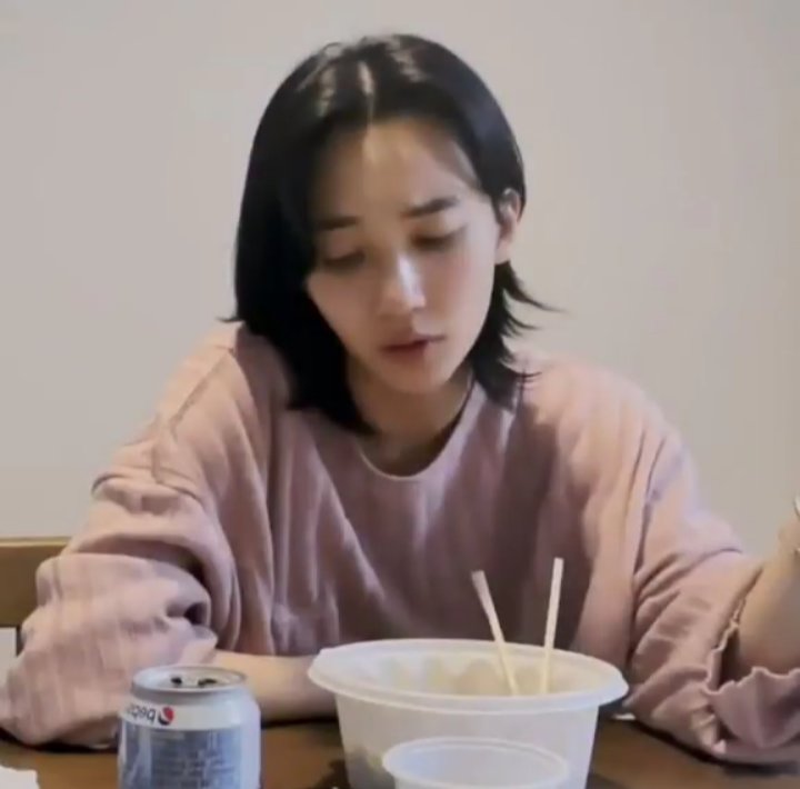 cheolhanglazer's tweet image. the sad 😞 face whenever he's eating