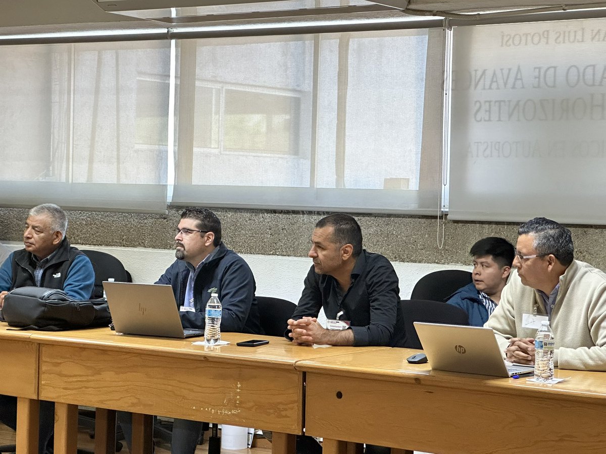 SICT_SLP's tweet photo. En las instalaciones del Centro #SICTSLP se llevó a cabo una reunión de trabajo con la participación de la JEC, empresarios y personal del Centro SICT SLP, con el objetivo de revisar aspectos técnicos de la construcción de la nueva autopista concesionada a Gobierno del Estado. https://t.co/FZisHCH12u