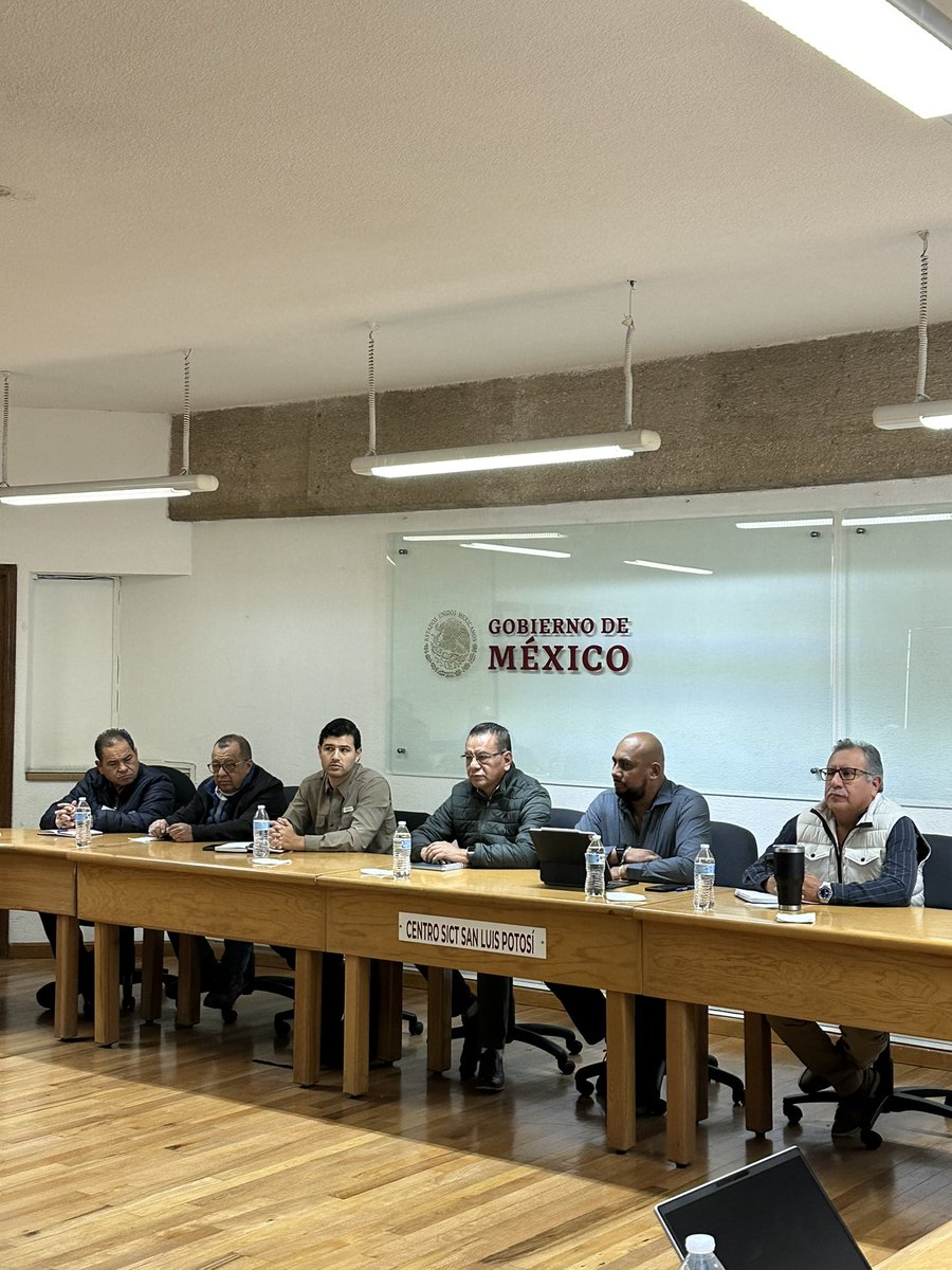SICT_SLP's tweet photo. En las instalaciones del Centro #SICTSLP se llevó a cabo una reunión de trabajo con la participación de la JEC, empresarios y personal del Centro SICT SLP, con el objetivo de revisar aspectos técnicos de la construcción de la nueva autopista concesionada a Gobierno del Estado. https://t.co/FZisHCH12u