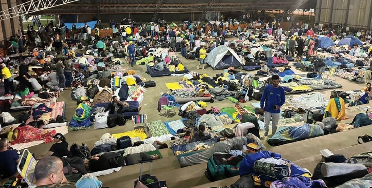 amarianalescano's tweet image. Essa imagem não é de campo de concentração. Não é Auschwitz, não é Hitler nem Alemanha Nazista. É Brasil, a prisão de mais 1200 inocentes do 08/01. O Exército disse que estava ali para protegê-los. Eles durmiram e acordaram sequestrados.