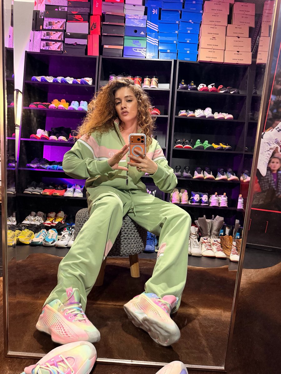 BeijaMVelez's tweet photo. 2026, wear your sneakers • Part 5 🤍 https://t.co/jjOSTEldTe