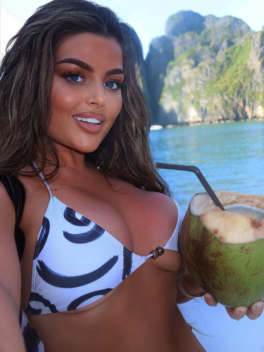 KatelynSlag's tweet photo. $50000 or me? https://t.co/FlH4nYNGp2