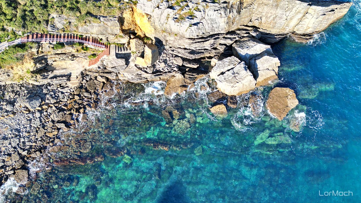 El Portillo, vista vertical - El Portillo, vertical view 
🌍 #Islares #Cantabria 
📷 #aerialphotography 
🚁 #DJImini3pro