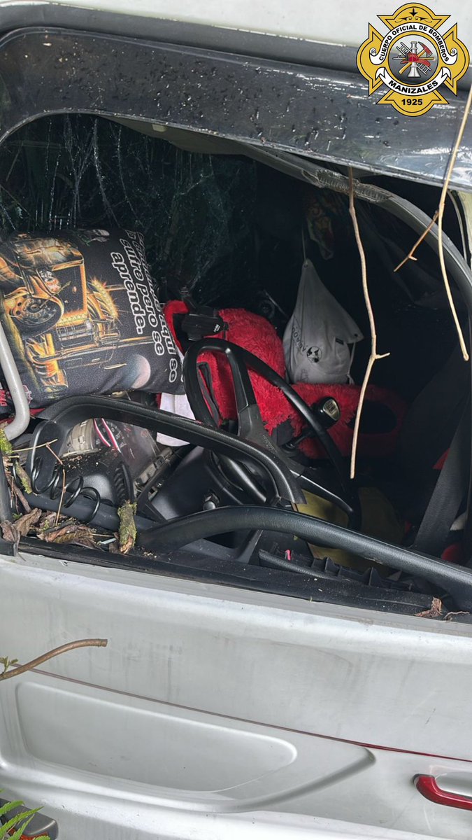 #BomberosManizalesTeCuida 
🚒Se atendió siniestro vial en el Km 20 vía al Magdalena; vehículo tipo camión se salió de la calzada y colisionó contra una ladera. 

🧑‍🚒El conductor quedó parcialmente atrapado; unidades de rescate intervinieron para  liberarlo.

🚑Sin lesionados.