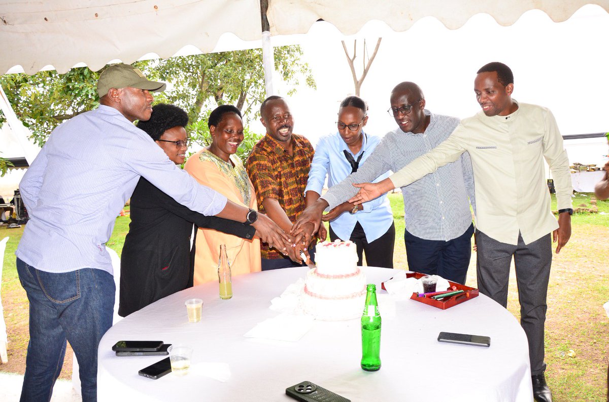 RubavuDistrict's tweet photo. Kuri uyu wa Gatanu, Abakozi b'Akarere bakoze igikorwa cyo kwifurizanya umwaka mushya wa 2026. Ni igikorwa cyitabiriwe na Komite Nyobozi y'Akarere, abakozi ku rwego rw'Akagari,imirenge no ku Karere,ibigo nderabuzima,ibigo by'amashuri n'abandi bafatanyabikorwa bafatanya n’Akarere. https://t.co/ahFwhFEq5T