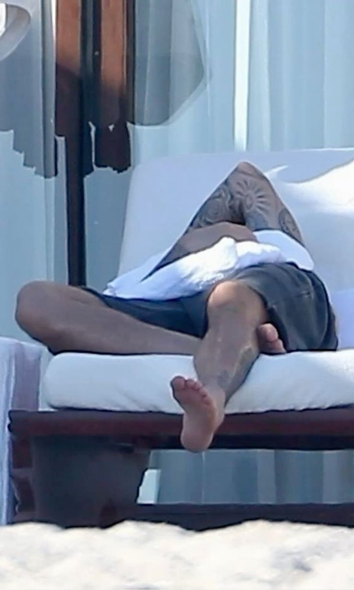 ✦ Bieber manly feet