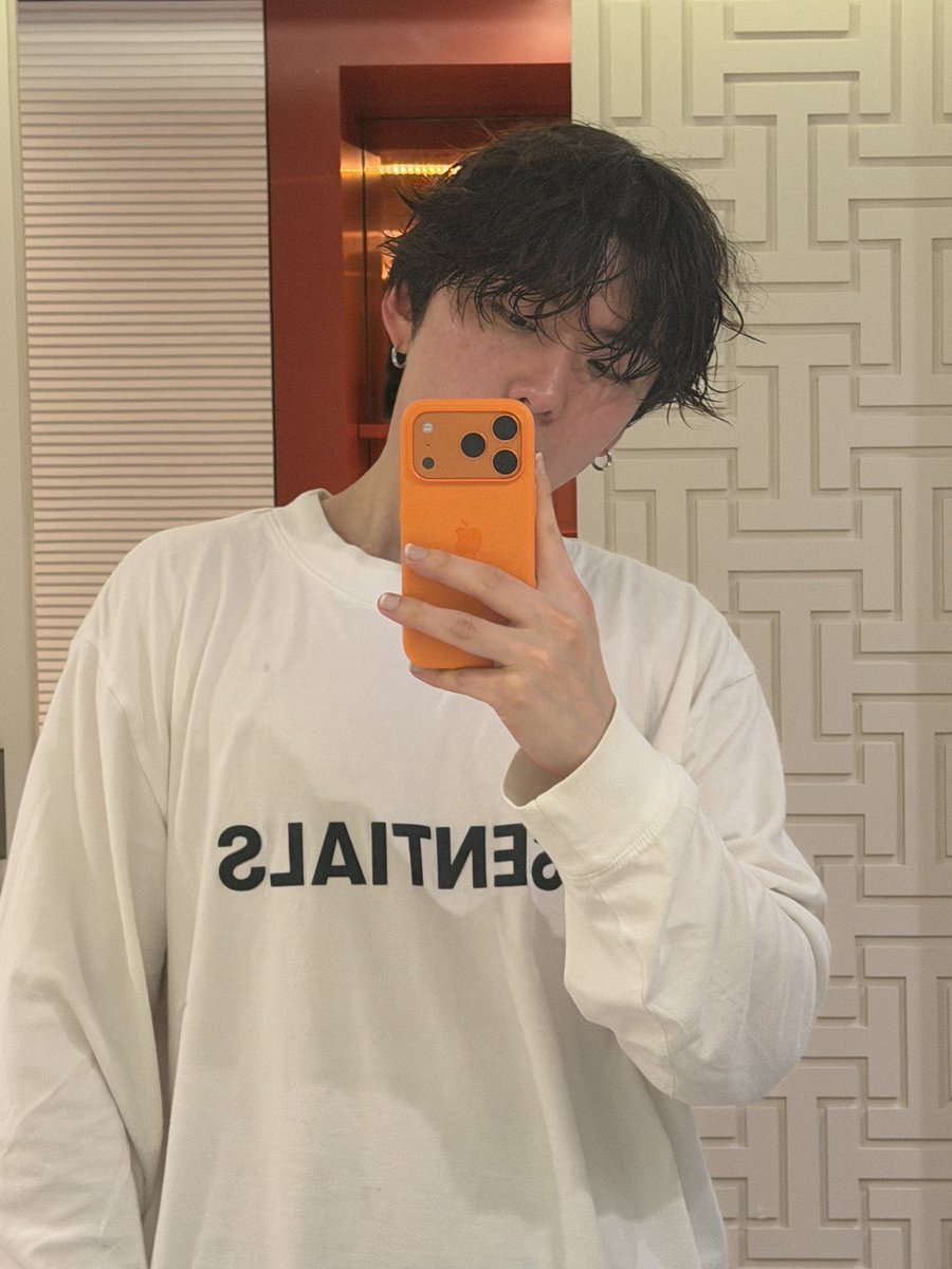 junoxbebe's tweet image. i should be looking at his bare face and wet hair but all i can focus on are his perfectly shaped fingernails 🫩