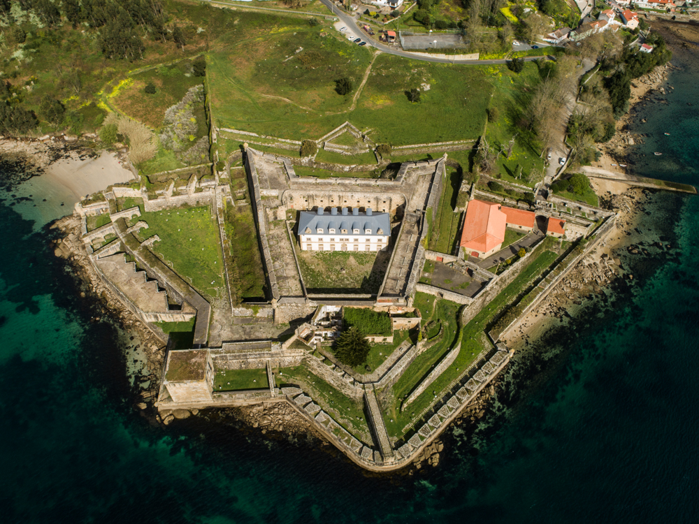 🏰 As baterías de costa de Ferrol: a defensa dunha ría estratéxica

A ría de Ferrol foi unha peza clave na defensa do Atlántico. A súa xeografía única levou á construción dun potente sistema de baterías de costa, que converteron a entrada da ría nunha auténtica muralla defensiva.