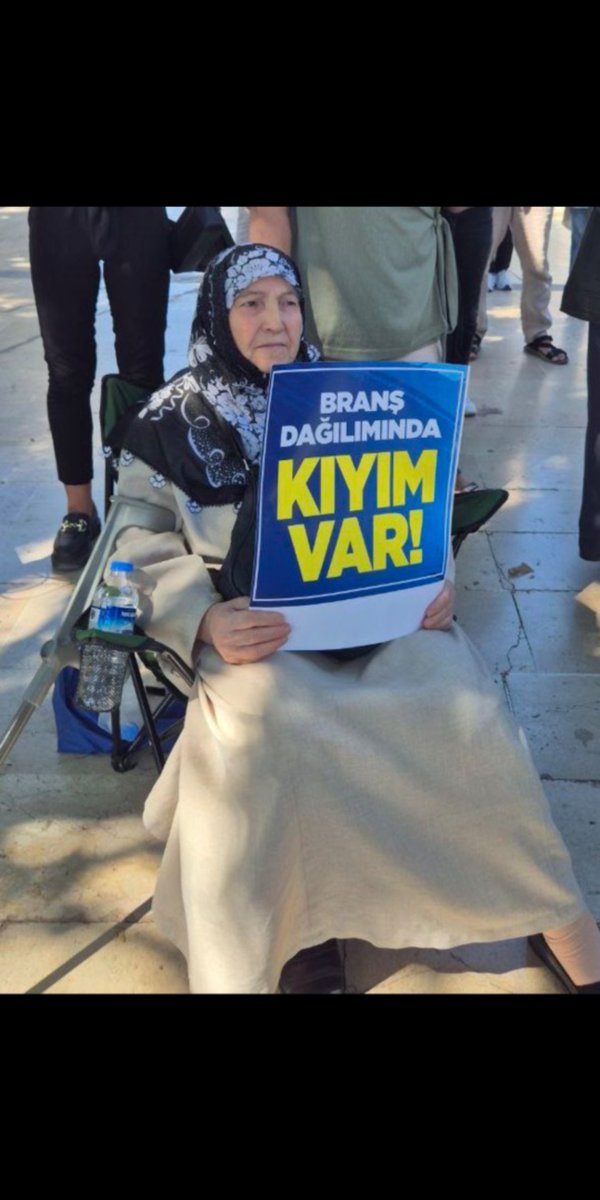 Aşağıdaki fotoğrafa iyi bakın!
Bir annemiz evladının mağduriyeti için MEB önünde
2024 KPSSdeki kontenjan mağduriyeti
2025 AGS de tekrar etti.
Yüreklerimiz yangın yeri.
4 branşa kontenjan verip branşlarımıza kontenjan vermiycekseniz  bu sınavlar neden? 
#BahçeliÖğretmenlerBekliyor