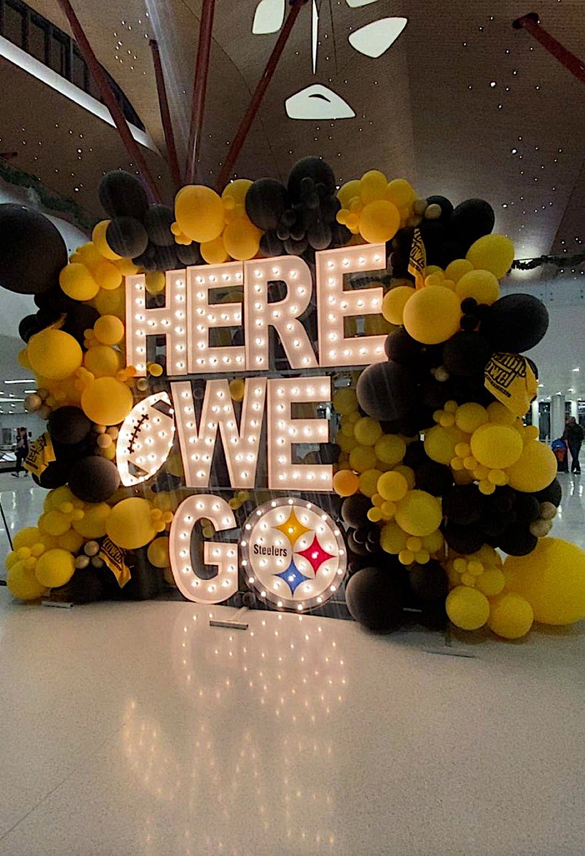 rach_elizabethh's tweet photo. At @PITairport 🖤💛 

I love this city so damn much https://t.co/pXJqPhNImN