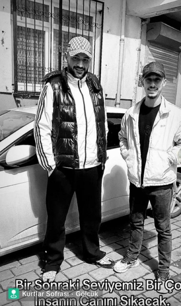 📌 #SKANDAL 
      Sokakta ‘can güvenliği’ sorunu

Suriyeli torbacı, yakalandıktan sonra serbest kalıyor ve sonrasında arkadaşlarıyla Galata köprüsünde kutlama yaparken abla kardeş kendi halinde yürüyen 25-26 yaşlarında ki kadın Doktoru ve kızkardeşini önce cinsel sözlü taciz