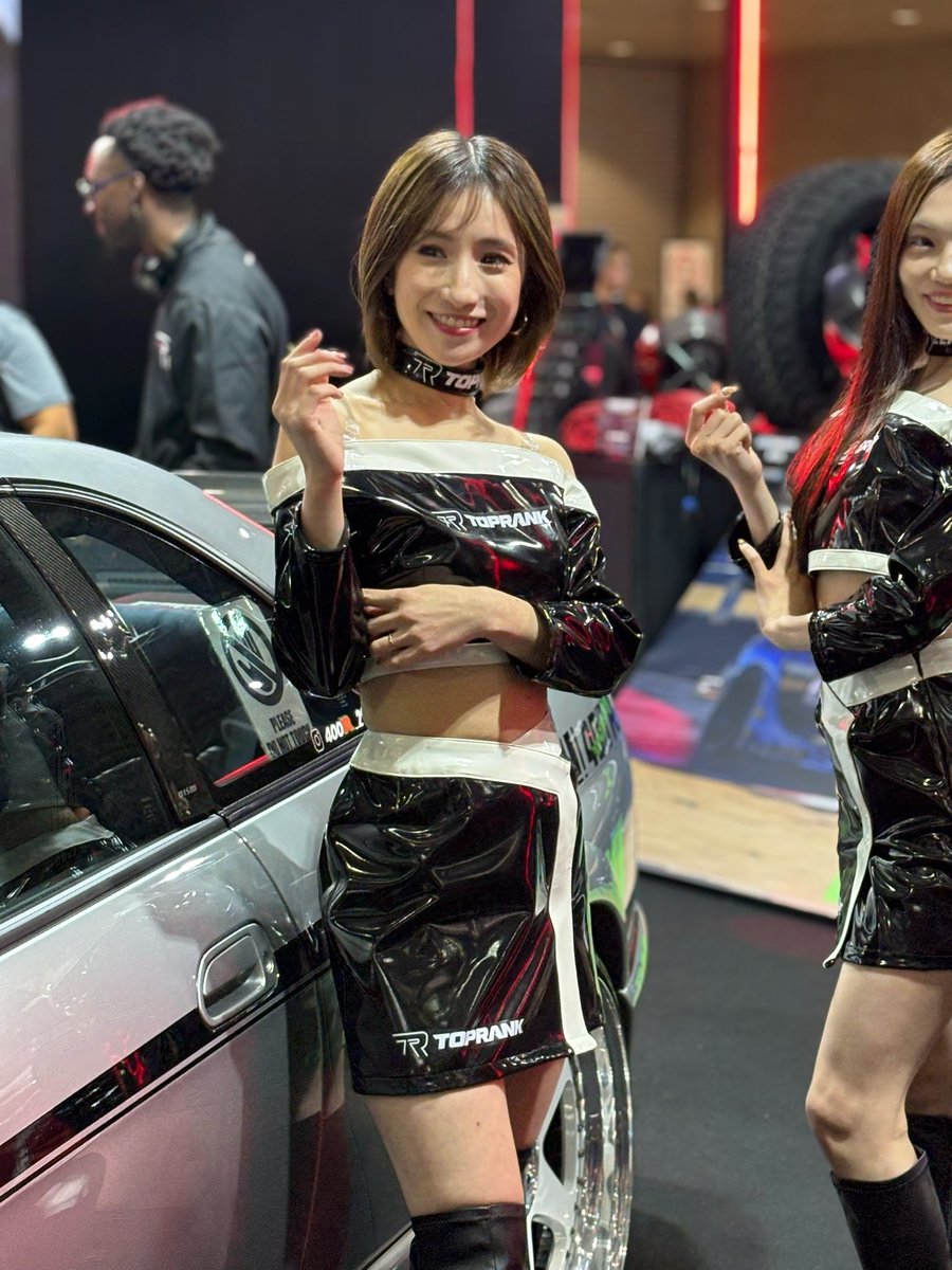supercar_onesan's tweet photo. 東京オートサロン2026 
SHIBATIRE✖️TOPRANKブース
スーパーカーお姉さん今日もブースに立っています🎉🫰
出番はインスタを見てね〜🫶
#shibatire #toprank #東京オートサロン　#オートサロン https://t.co/gu8qzi3Ll6