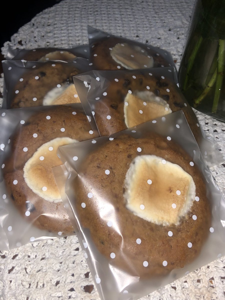 angqy's tweet image. help retweet? thank you so much!

halo, aku izin jualan soft cookies dengan 3 pilihan rasa, ada OG Cookies, Redvelvet Cookies, dan Matcha Cookies. Semua rasa diharga 9.000 aja yaa!

Yuk dibeli karena aku lagi BU untuk membantu ekonomi keluarga ku dan untuk perkuliahan

#zonauang