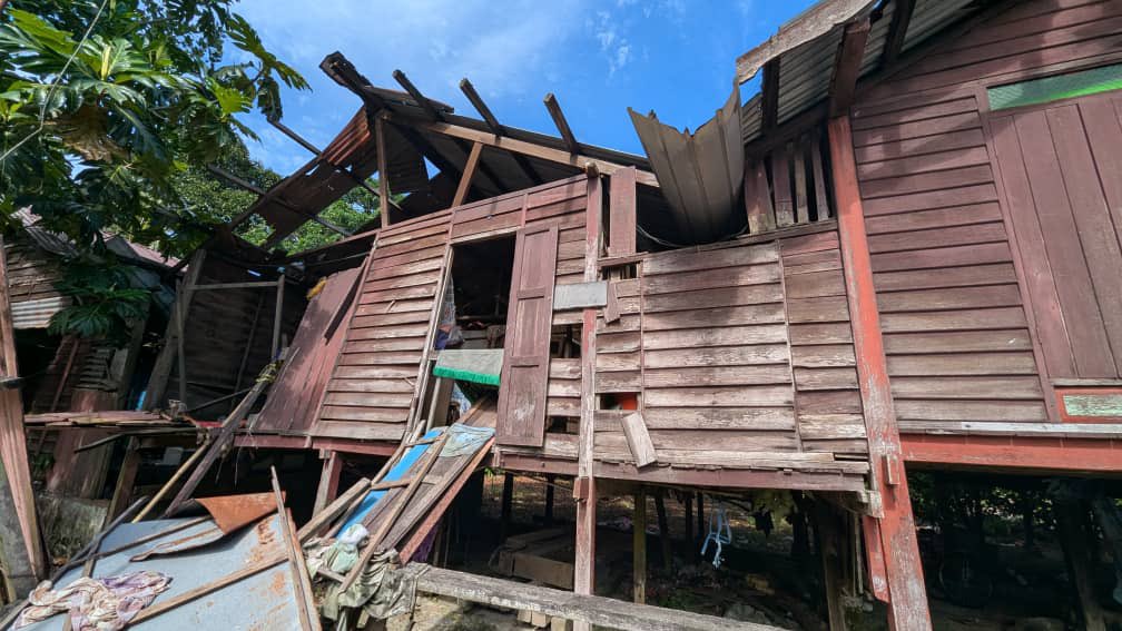 alazharri's tweet photo. Sy text 1X saja Setpol PMX @anwaribrahim Beliau laju reply &amp; bantu dgn cepat.Hari tu beliau bantu 5 rumah terbakar di kg sy. Bertahun2 sy bekerja di JPM dll jabatan,inilah Setpol PM paling berkesan tak byk songeh.Hari ini rumah wargatua yg hampir runtuh dah berganti baru &amp; kukuh https://t.co/deZhY5zSSw