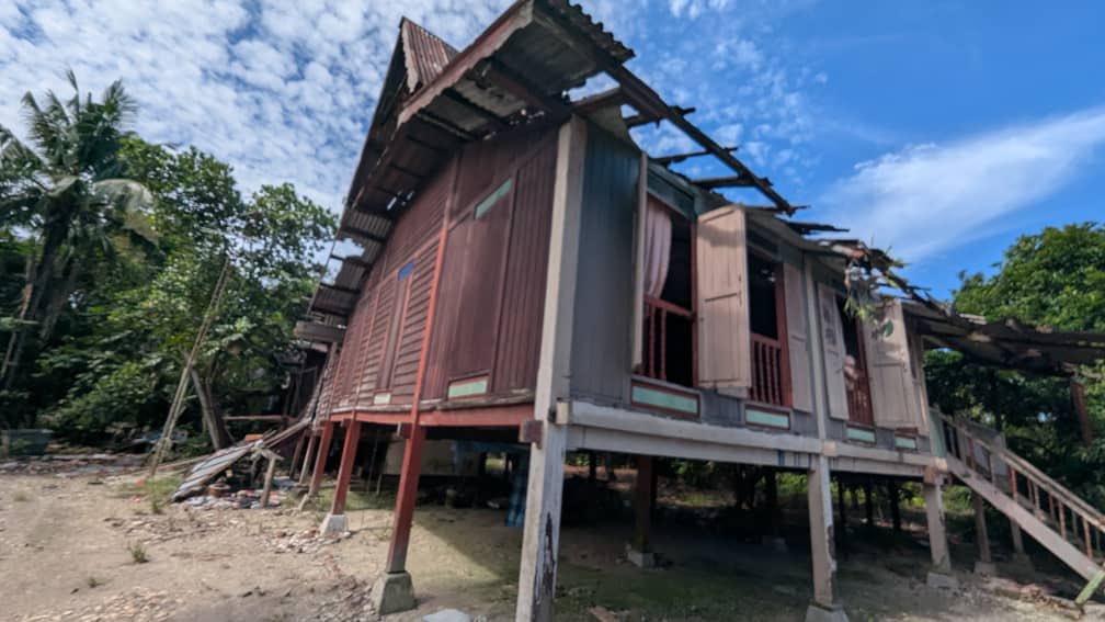 alazharri's tweet photo. Sy text 1X saja Setpol PMX @anwaribrahim Beliau laju reply &amp; bantu dgn cepat.Hari tu beliau bantu 5 rumah terbakar di kg sy. Bertahun2 sy bekerja di JPM dll jabatan,inilah Setpol PM paling berkesan tak byk songeh.Hari ini rumah wargatua yg hampir runtuh dah berganti baru &amp; kukuh https://t.co/deZhY5zSSw