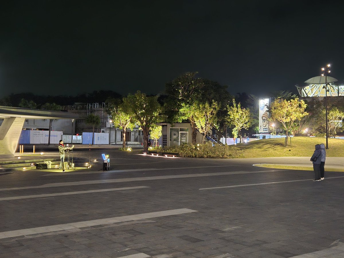 昨天晚上在台東，看到一個街頭藝人，在這麼冷的天，面前只有兩個觀眾，還是很熱情的表演跟認真說明選這首歌的心路歷程……當你們面對沒有回應的聊天室，會怎麼做呢？當我的圖還是一直，一直沒人看，我會不會繼續畫下去呢？