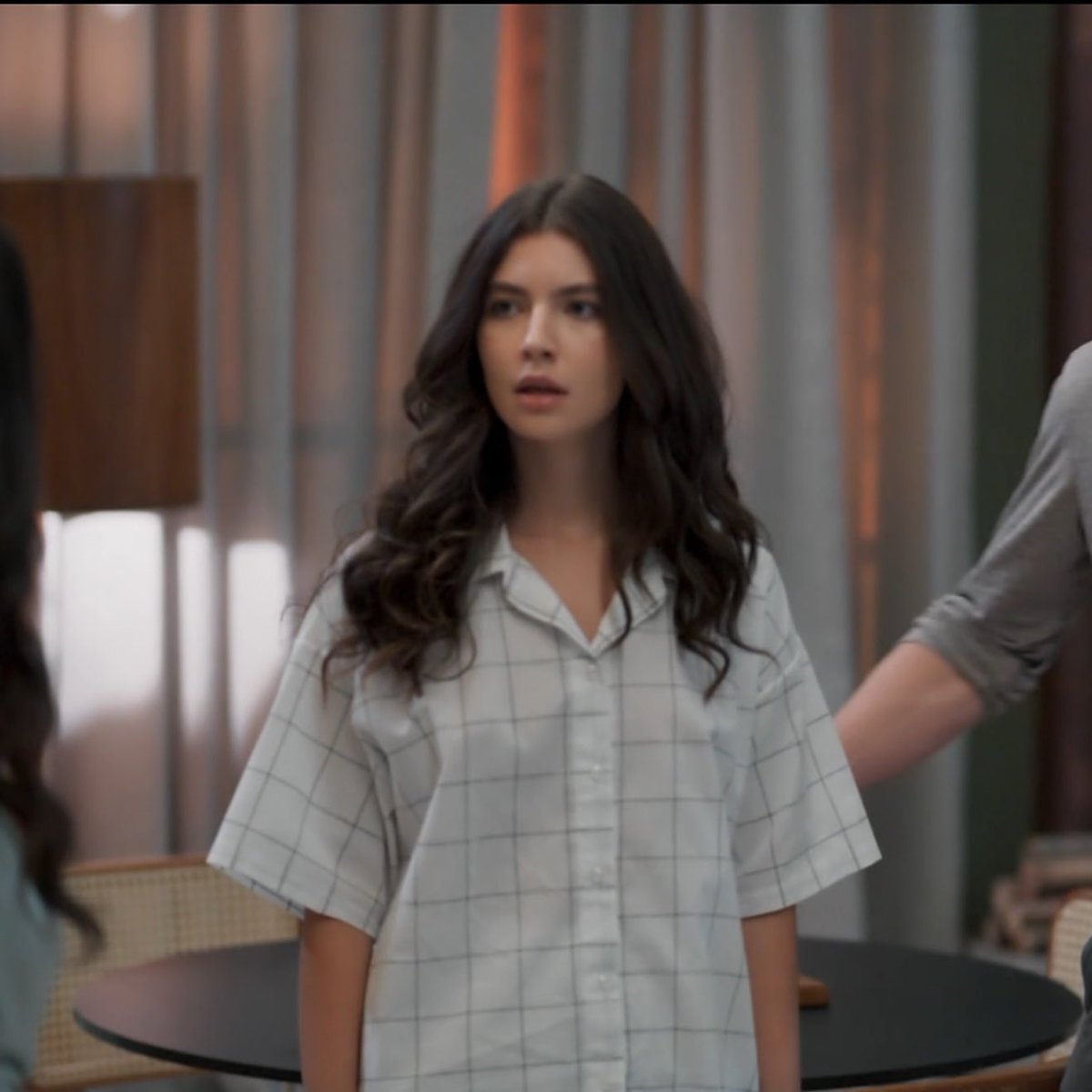 chocada com o pijama da lore sendo mais bonito que metade das roupas que ela usou até hoje #trêsgraças