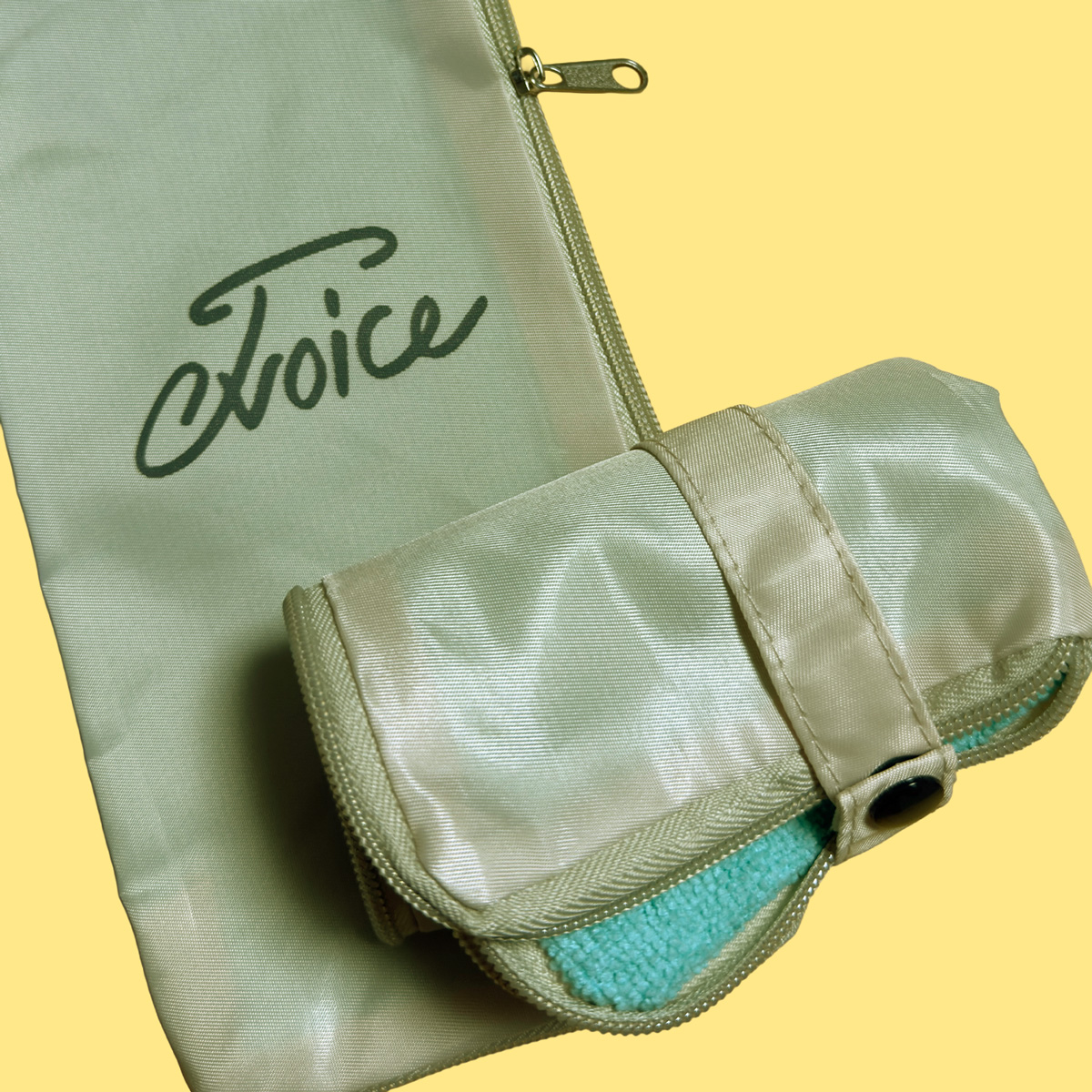 1月13日の新グッズ紹介!!

J-Voiceロゴの「傘カバー」
折りたたみ傘を収納でき、ヒモをスナップボタンで留めれば、カバンに下げたり、コンパクトに収納も
内側は水色のマイクロファイバー生地
傘だけじゃなく結露しがちなペットボトル収納も！

通販も開始しました!!
x.gd/lmqkm