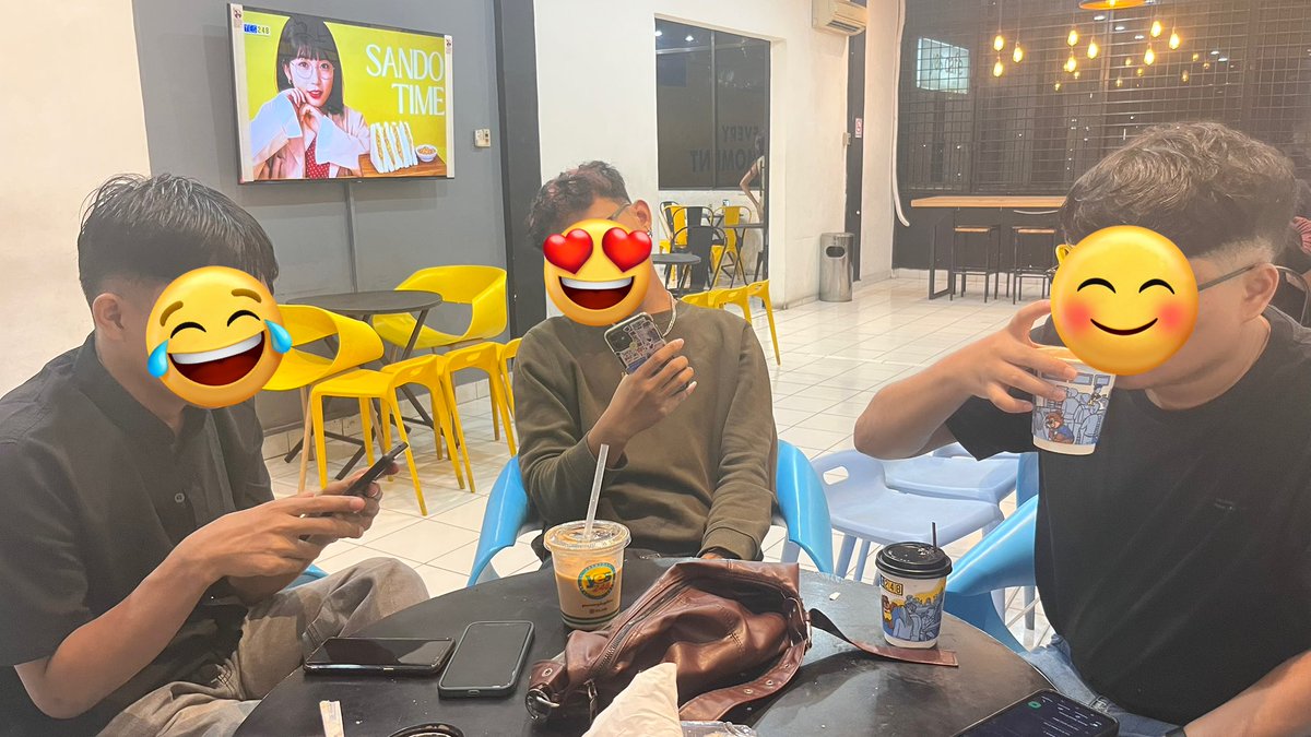 utiloves's tweet image. nanti libur lebaran kita main lagi yaa, jalan", nongki sampe subuh, main game ketawa" lagiii. love u guyss 🤍