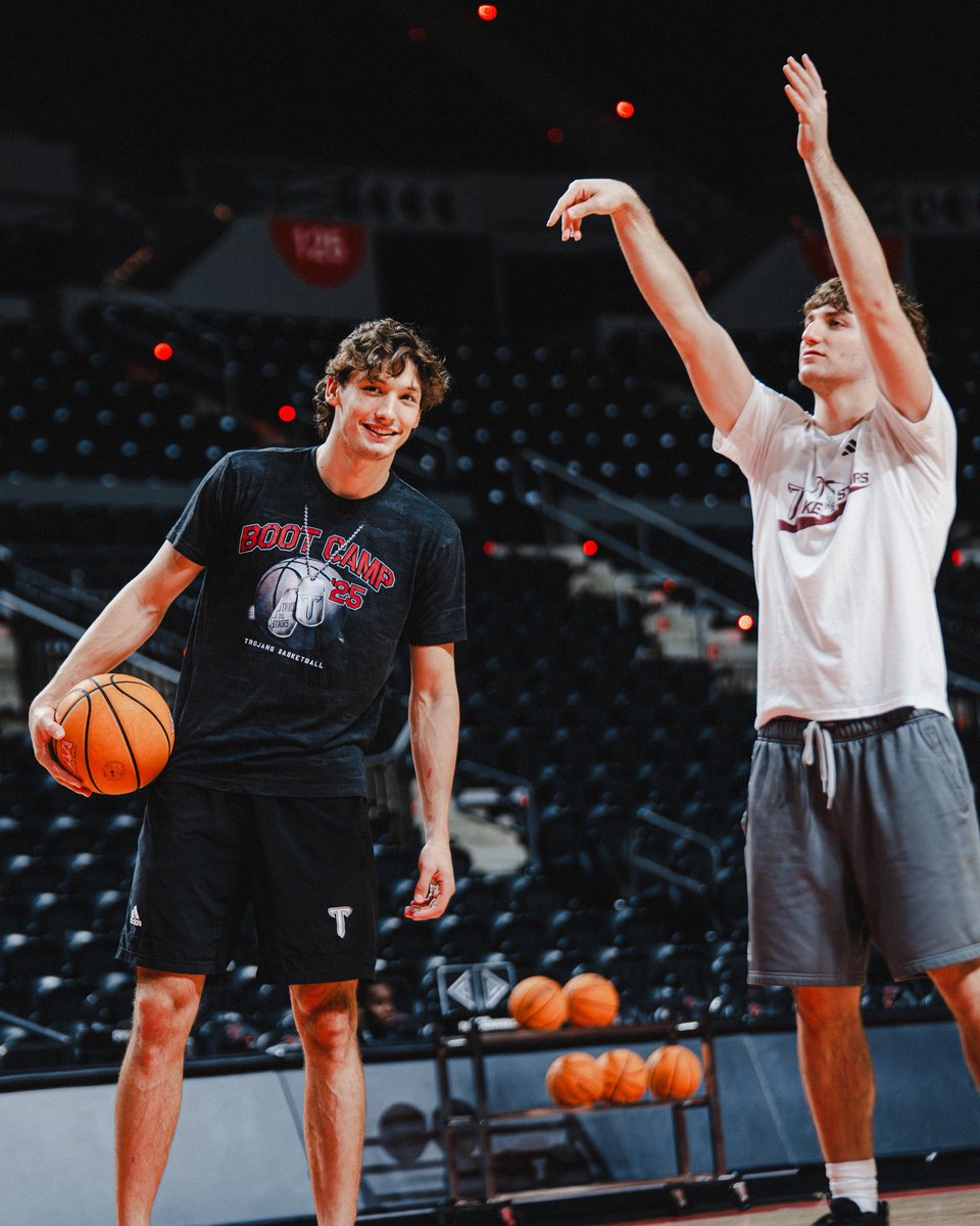 TroyTrojansMBB's tweet image. Friday night mood 😁

#TakeTheStairs | #OneTROY ⚔️🏀