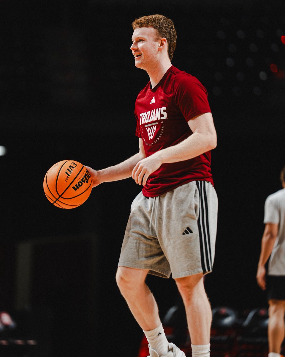 TroyTrojansMBB's tweet image. Friday night mood 😁

#TakeTheStairs | #OneTROY ⚔️🏀