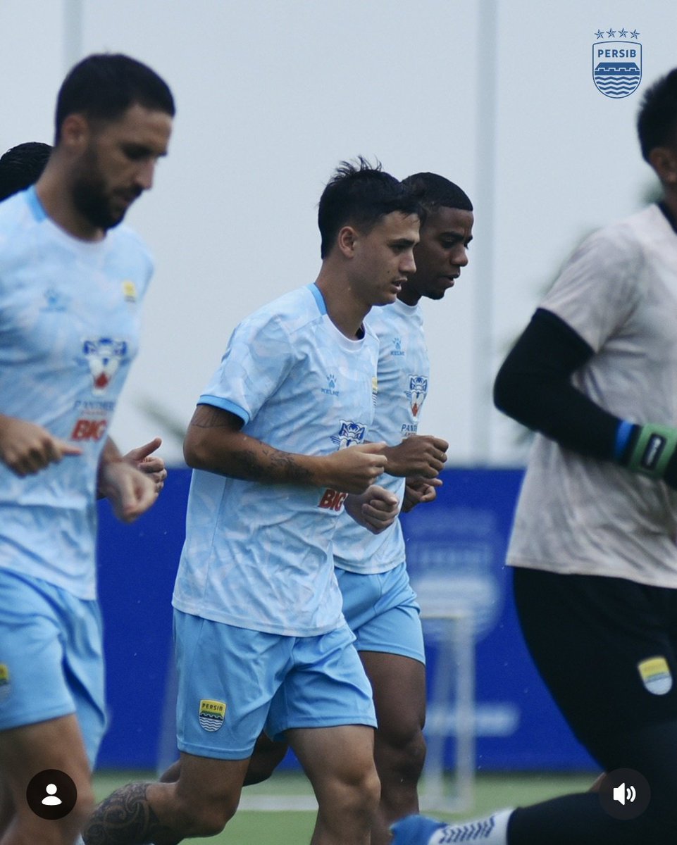IndosFC's tweet image. H-1 jelang laga 💙❤️ besok sore (11/1) dalam lanjutan pekan ke-17 🇮🇩ISL musim 2025/26.

PERSIB sedikit unggul atas PERSIJA dalam lima pertemuan terakhir.

PERSIB memenangi dua laga, PERSIJA satu laga, sementara dua sisanya berakhir imbang.

PERSIJA sedikit unggul atas PERSIB…