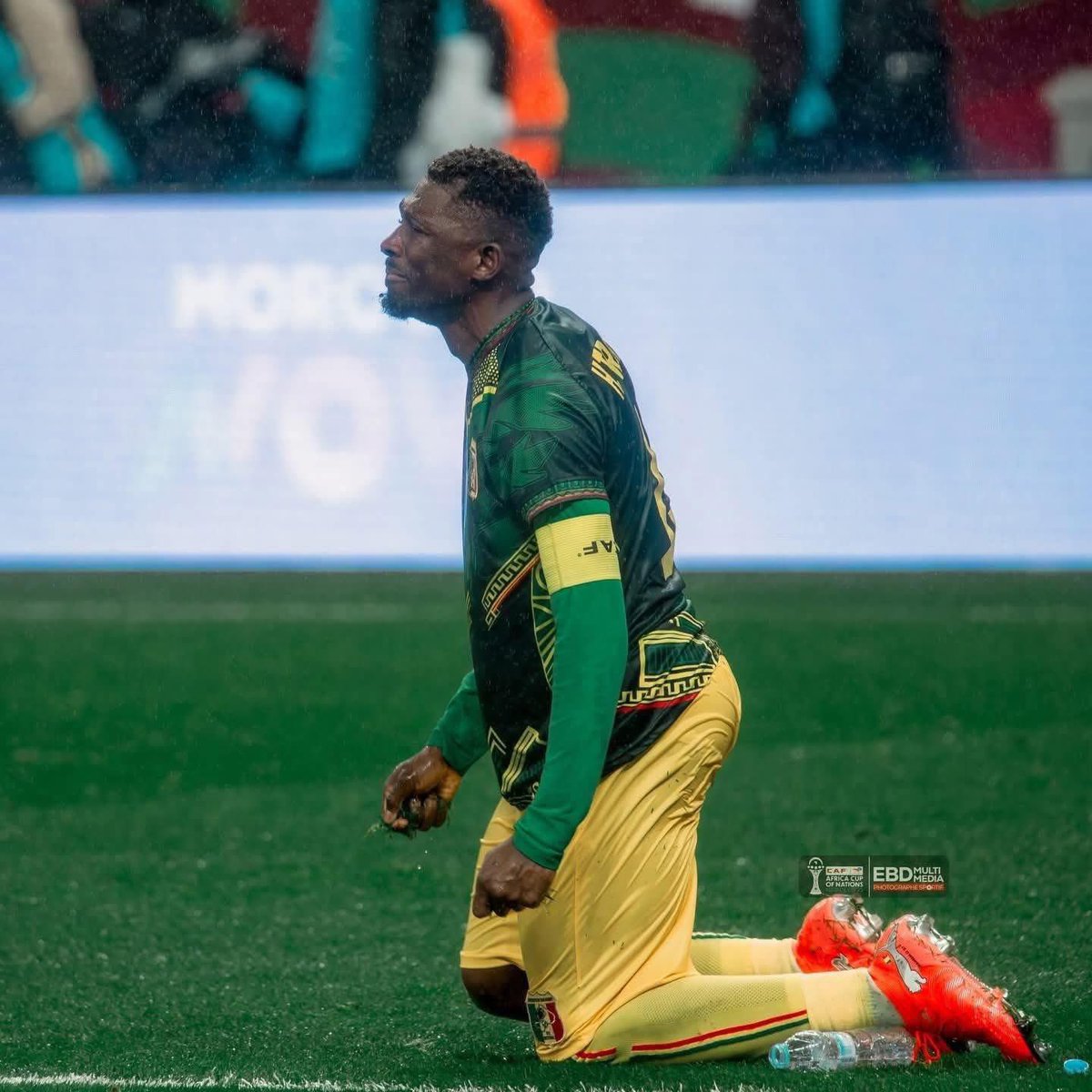 Aesalerte's tweet image. On lui a retiré le brassard de capitaine.
On l’a écarté de l’équipe, humilié, en espérant monter le peuple contre lui.

Mais hier, sur le champ de bataille, on lui a rendu ce qui lui appartenait.

Voilà un digne héritier de Seydou Keïta.

Hier, H. Traoré a faillit vendre son âme…