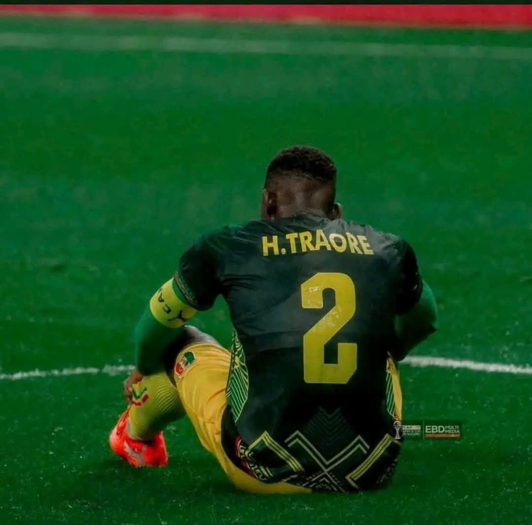 Aesalerte's tweet image. On lui a retiré le brassard de capitaine.
On l’a écarté de l’équipe, humilié, en espérant monter le peuple contre lui.

Mais hier, sur le champ de bataille, on lui a rendu ce qui lui appartenait.

Voilà un digne héritier de Seydou Keïta.

Hier, H. Traoré a faillit vendre son âme…