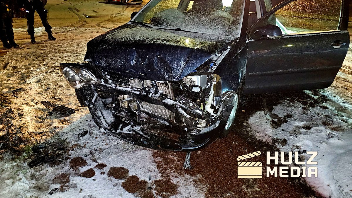 Auto tegen boom door gladheid in Doornspijk